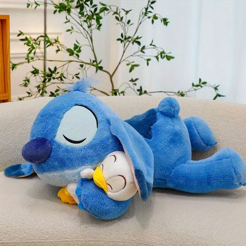 Jouet en Peluche Stitch avec Canard - Animal en Peluche Doux de Couleur Bleue dans une Position d'Étreinte, Coussin Officiellement Licencié pour Enfants, Filles, Femmes, Cadeau d'Anniversaire, Peluches Rembourrées