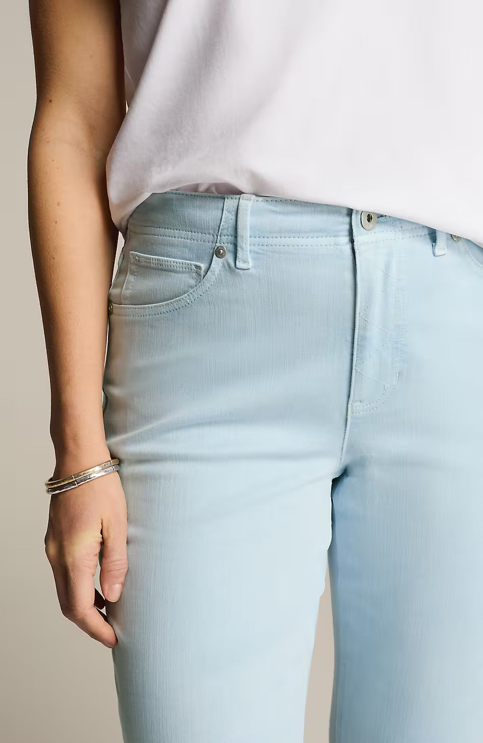 Curvy-Fit Fringe-Hem Crops