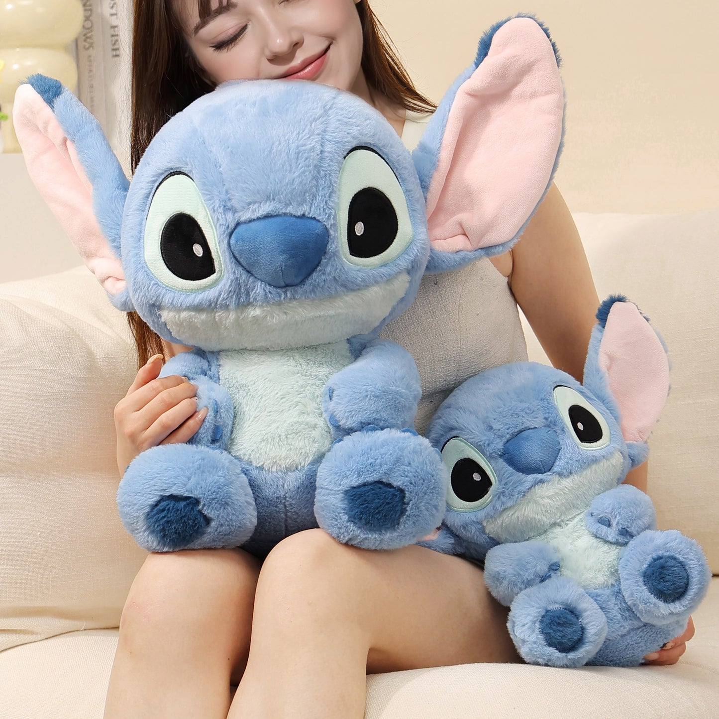 Disney Poupée Assise de la Série Basique Stitch, Cadeau d'Anniversaire Mignon et Doux en Peluche Disponible dans Diverses Tailles