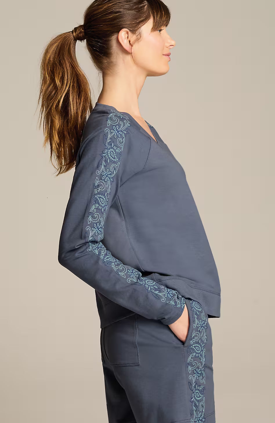 Fit V-Neck Embroidered Pullover