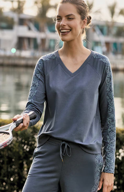 Fit V-Neck Embroidered Pullover