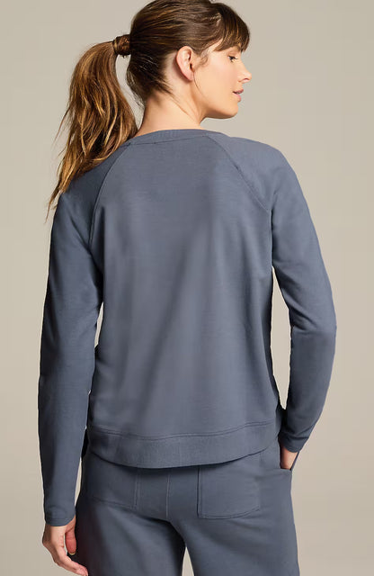 Fit V-Neck Embroidered Pullover