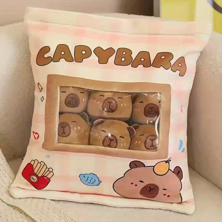 Adorable ! Ensemble de Coussins en Forme de Capybara Arrive. Plusieurs Pièces dans un Sac à Carreaux Rose avec Fenêtre Transparente pour des Visages Mignons Vus. Parfait pour la Décoration Maison ou comme Coussins Confort Quotidiens